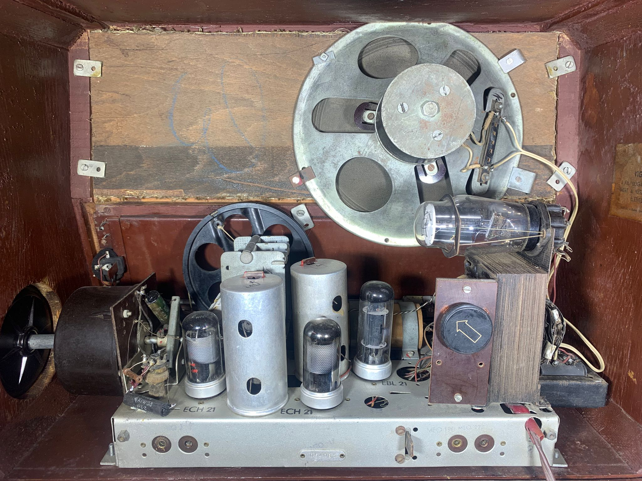 Terta Type T325 – Hungarian Valve Radio from the Mid-1950s: inside view