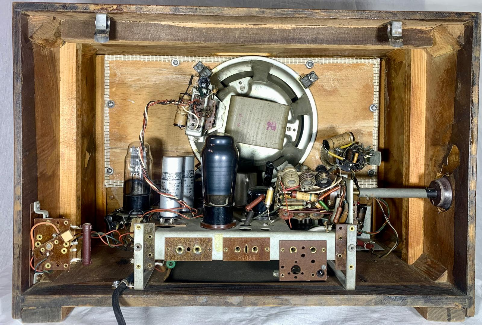 Telefunken Orchestra 659GWK – German Post-War Table Radio from 1949/50: inside view