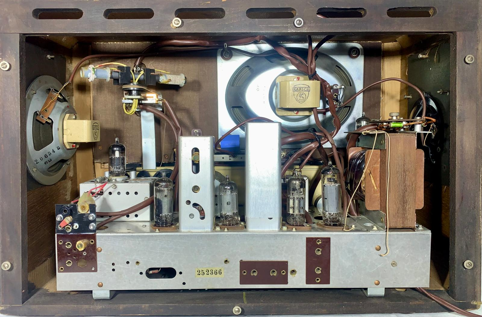 Kapsch Choral – Austrian Three-Speaker Tube Radio from 1956/1957: inside view
