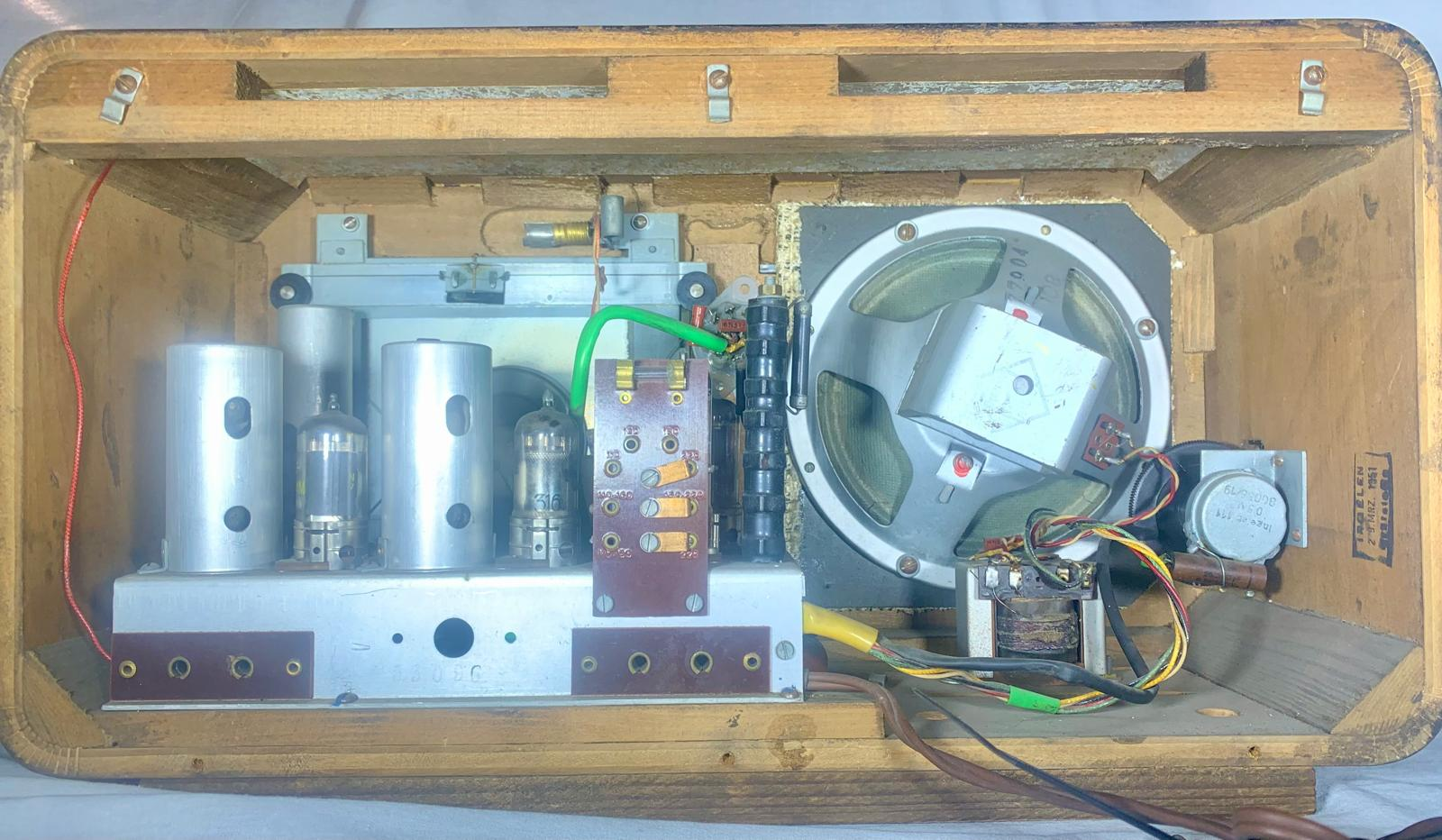 Ingelen Columbus 51 GW is an Austrian table radio from the early 1950s: inside view