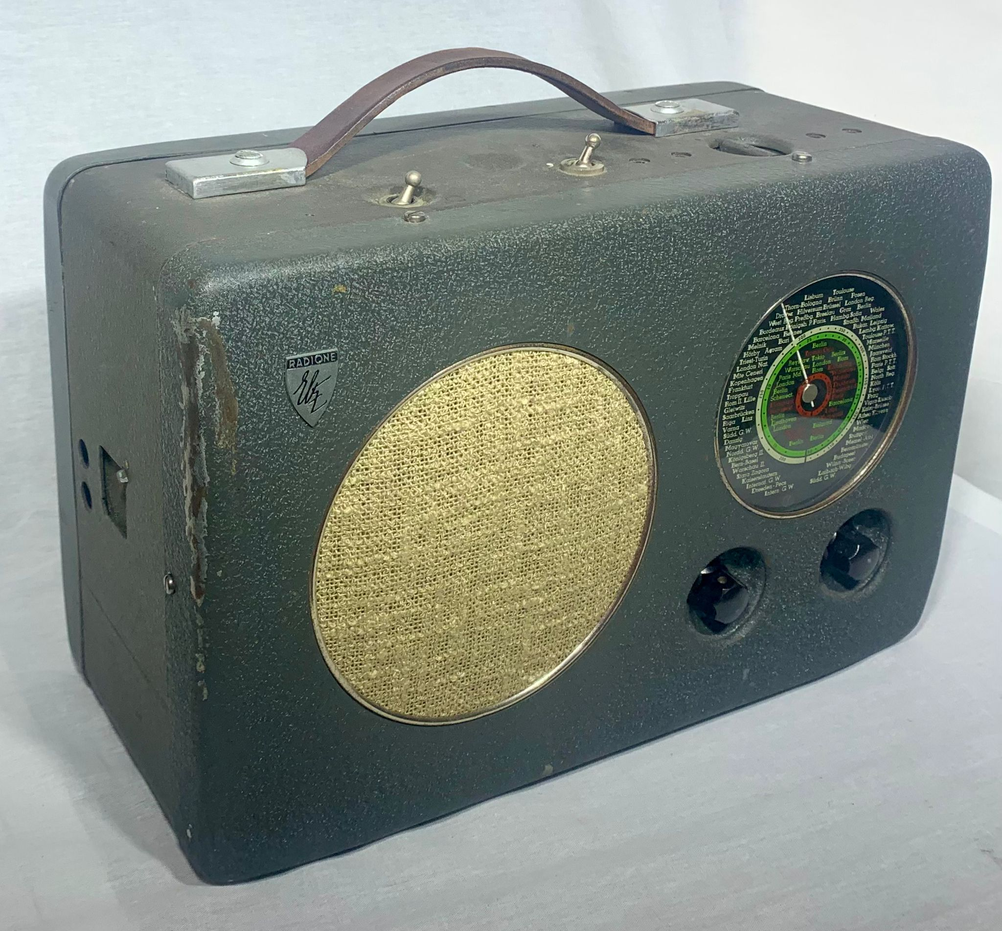 Radione R2 Austrian portable tube-receiver from the early 1940s
