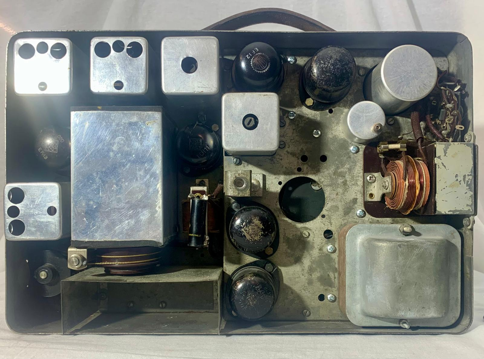 Radione R2 – Austrian Portable Tube Receiver from the Early 1940s: inside view