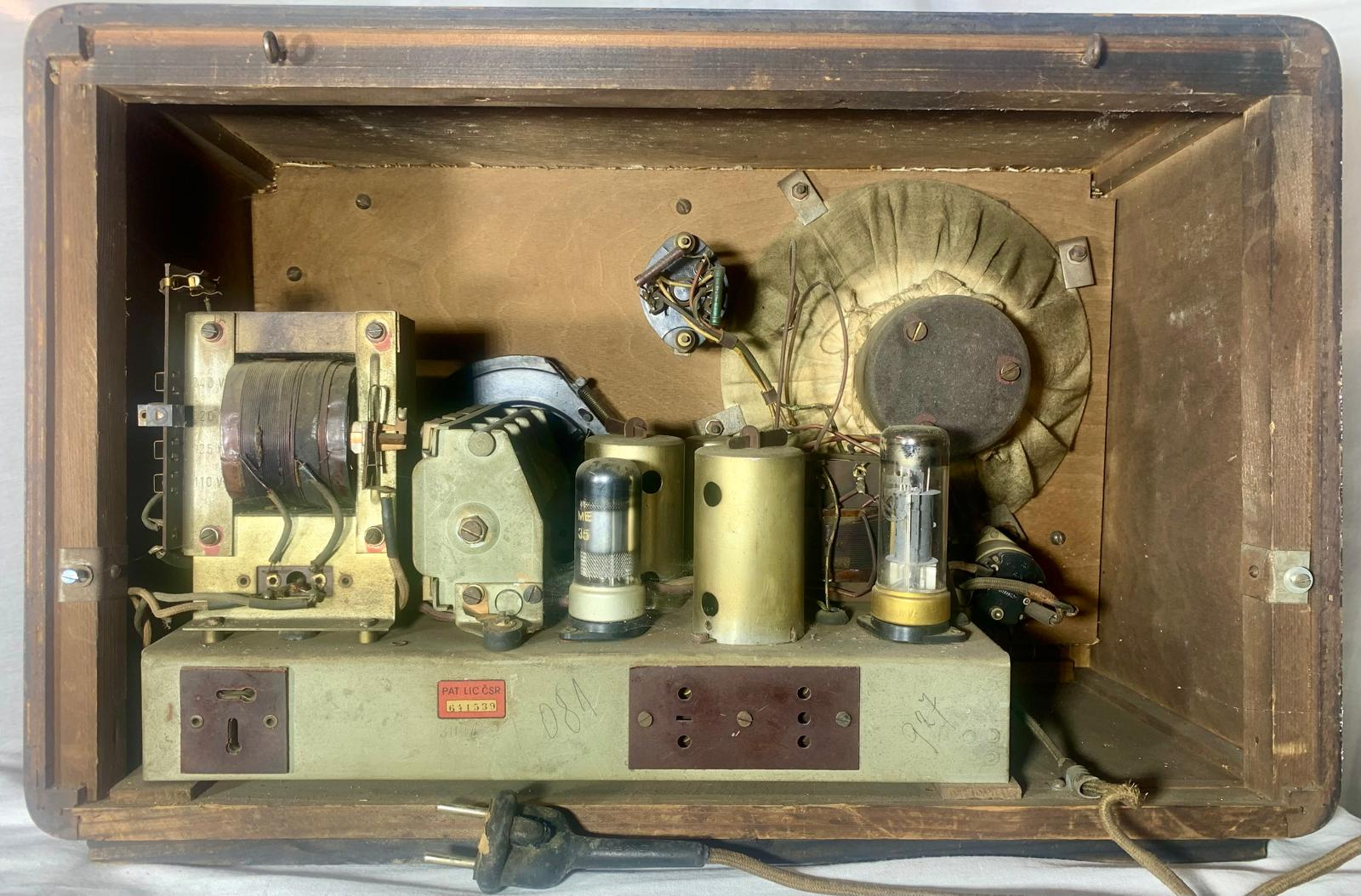 EL Signal – Czechoslovak Valve Radio from the Late 1940s: inside view