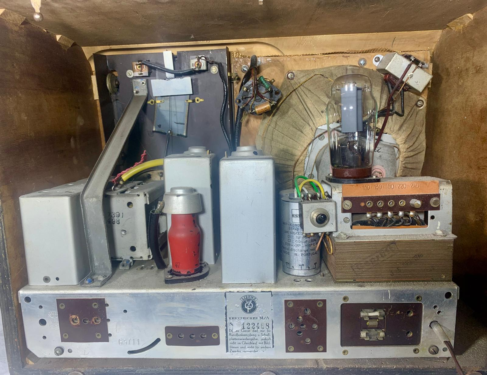 Minerva 395 W – Austrian Pre-War Valve Radio from 1938/1939: inside view