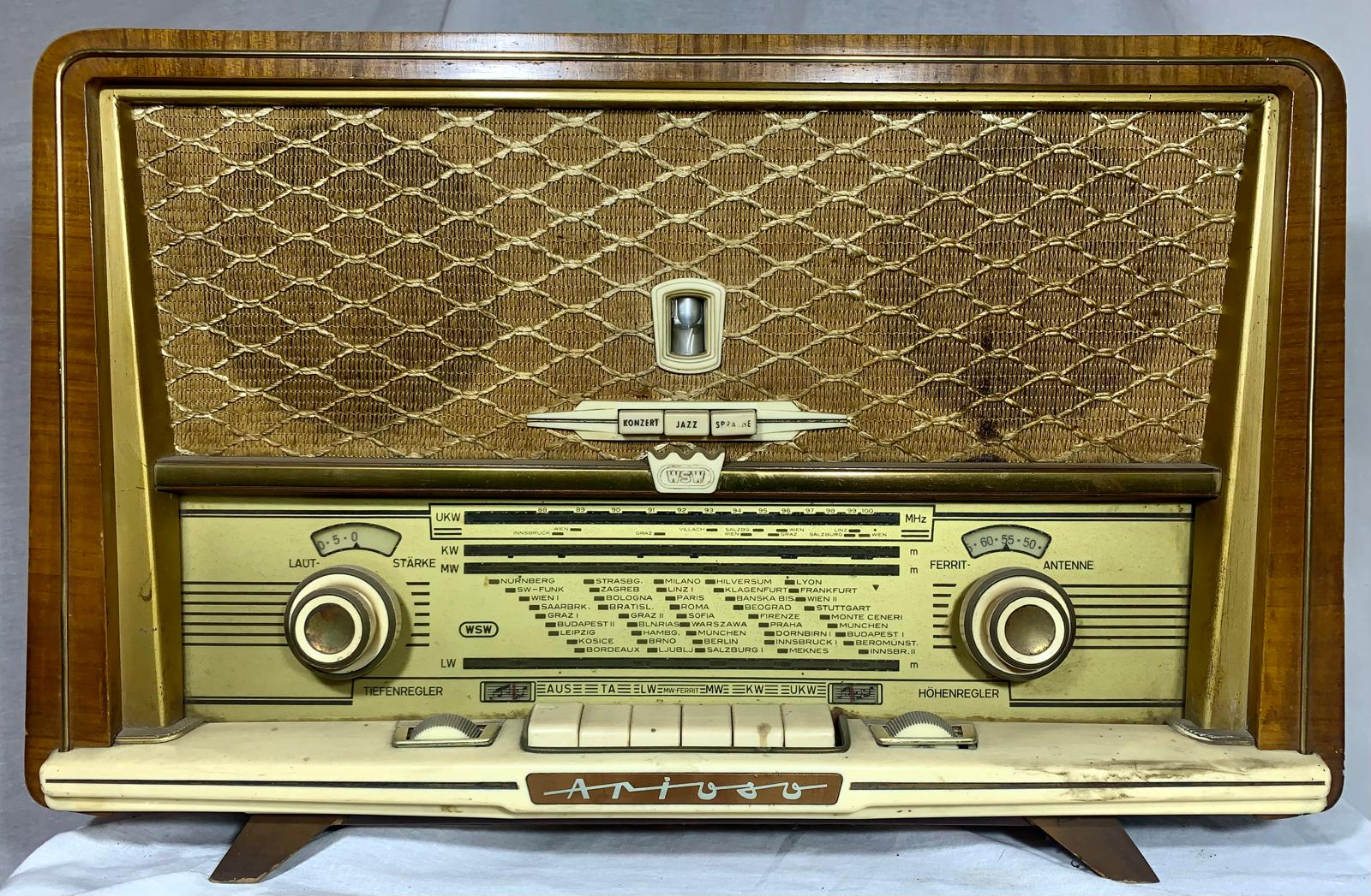 WSW Arioso Super 585W is an Austrian valve radio from 1957/58, produced by Siemens-Austria / Wiener Schwachstrom Werke (WSW)