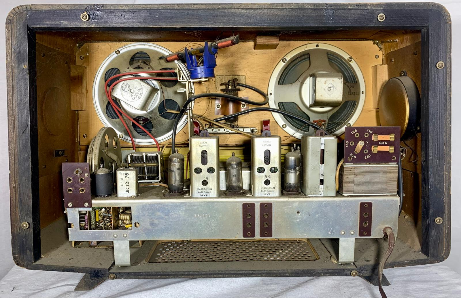 WSW Arioso Super 585W is an Austrian valve radio from 1957/58, produced by Siemens-Austria / Wiener Schwachstrom Werke (WSW): inside view