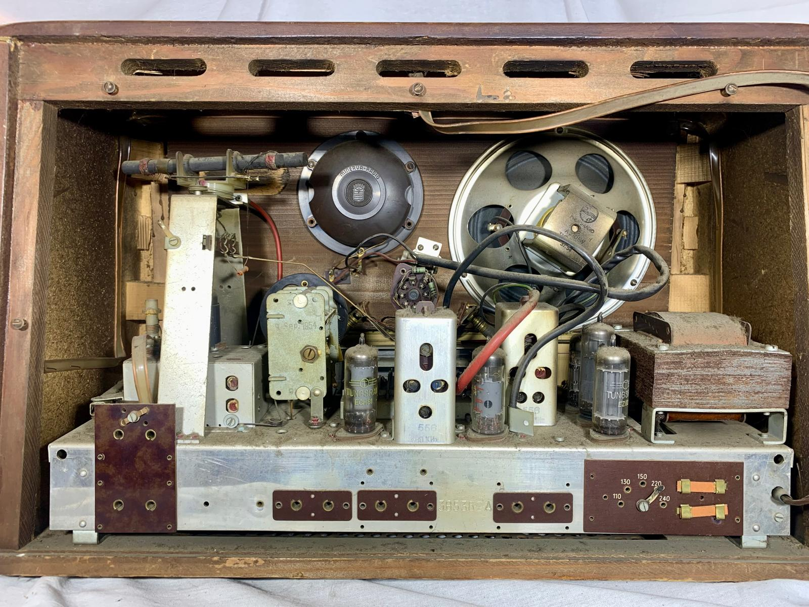 Minerva Record W – Austrian Tube Radio from the Mid-1950s: inside view