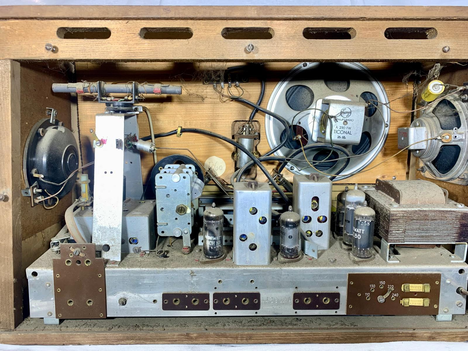 Minerva Record W 566 – Austrian Tube Radio from 1955: inside view