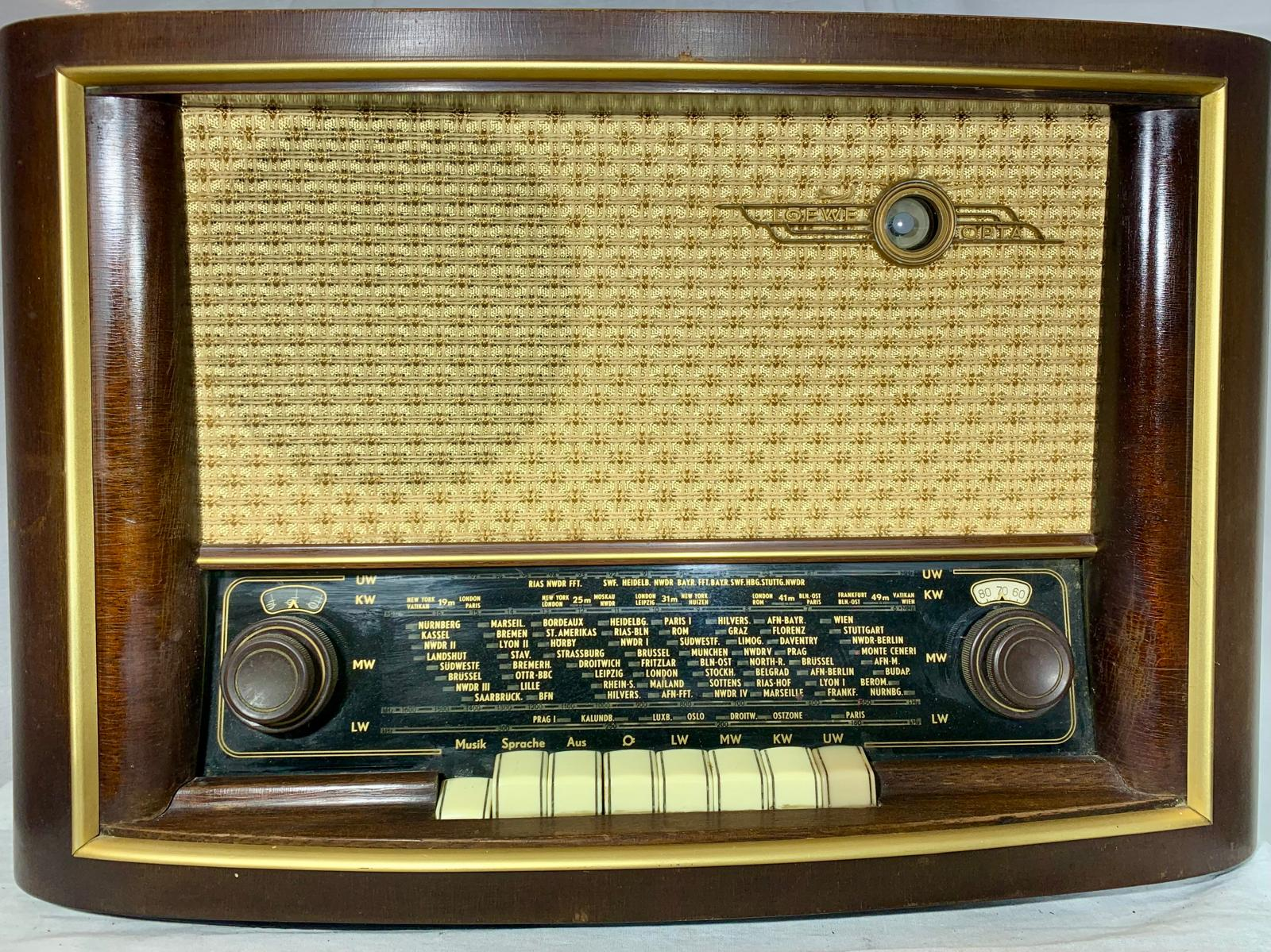 Loewe Opta Ratsherr Type 1553 W; a German table radio from the early 1950s