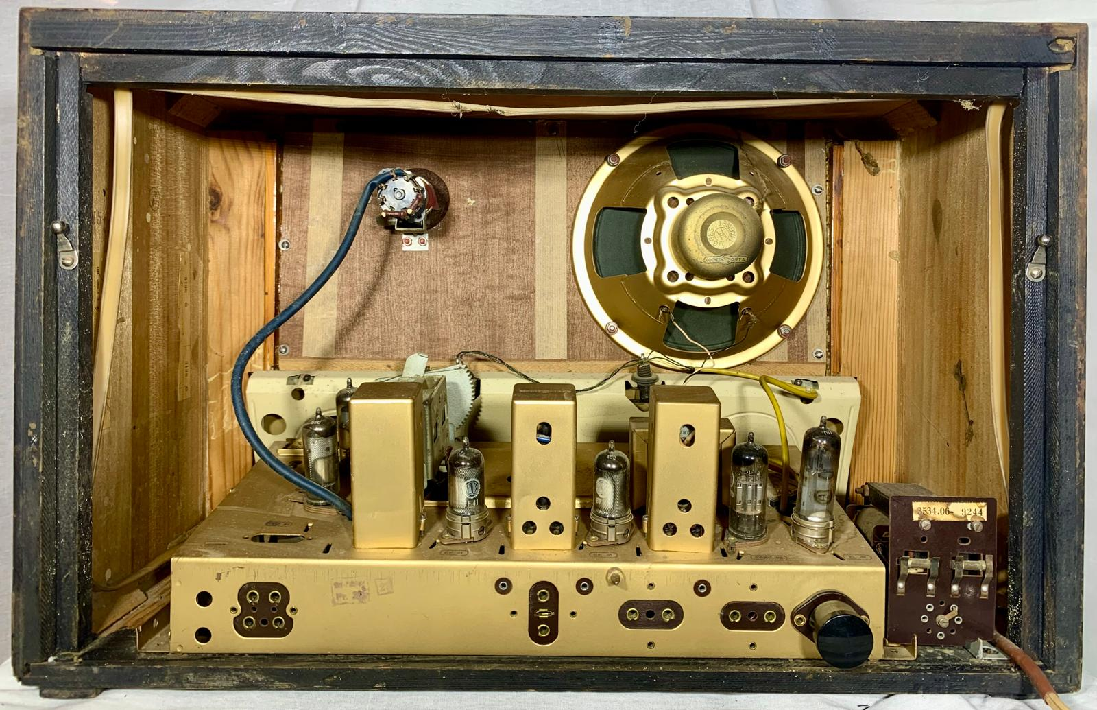 Loewe Opta Ratsherr Type 1553 W a German table radio from the early 1950s: inside view