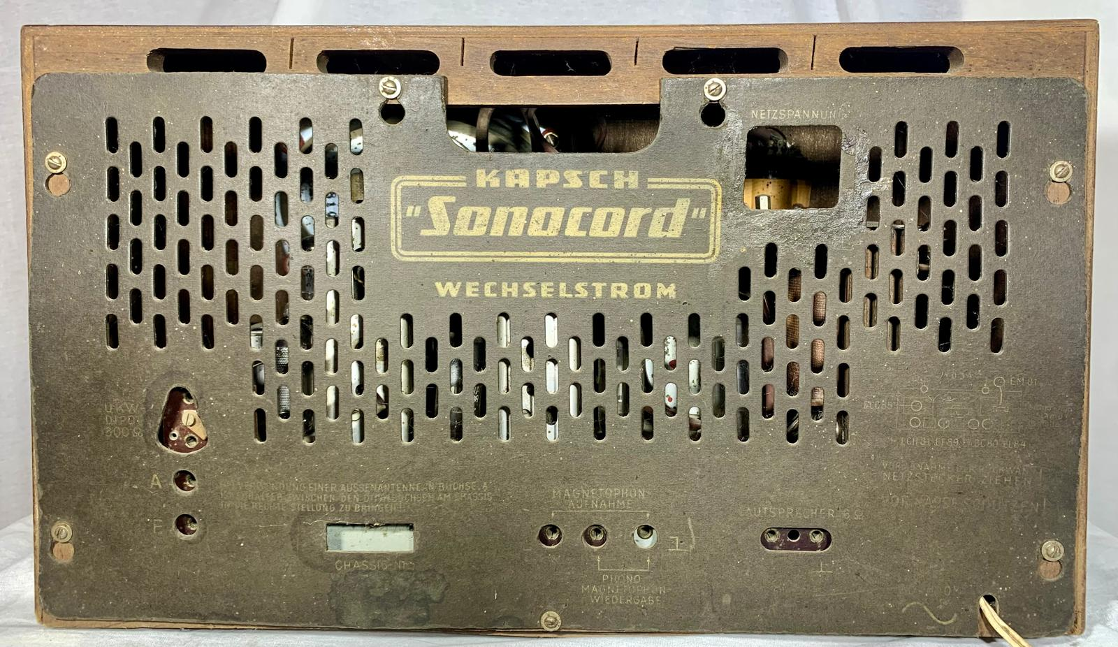 Kapsch Sonocord Wechselstrom, an Austrian table radio from the mid-1950s, produced by Kapsch & Söhne, Telephon- und Telegraphenfabriks-AG, Wien: rear view