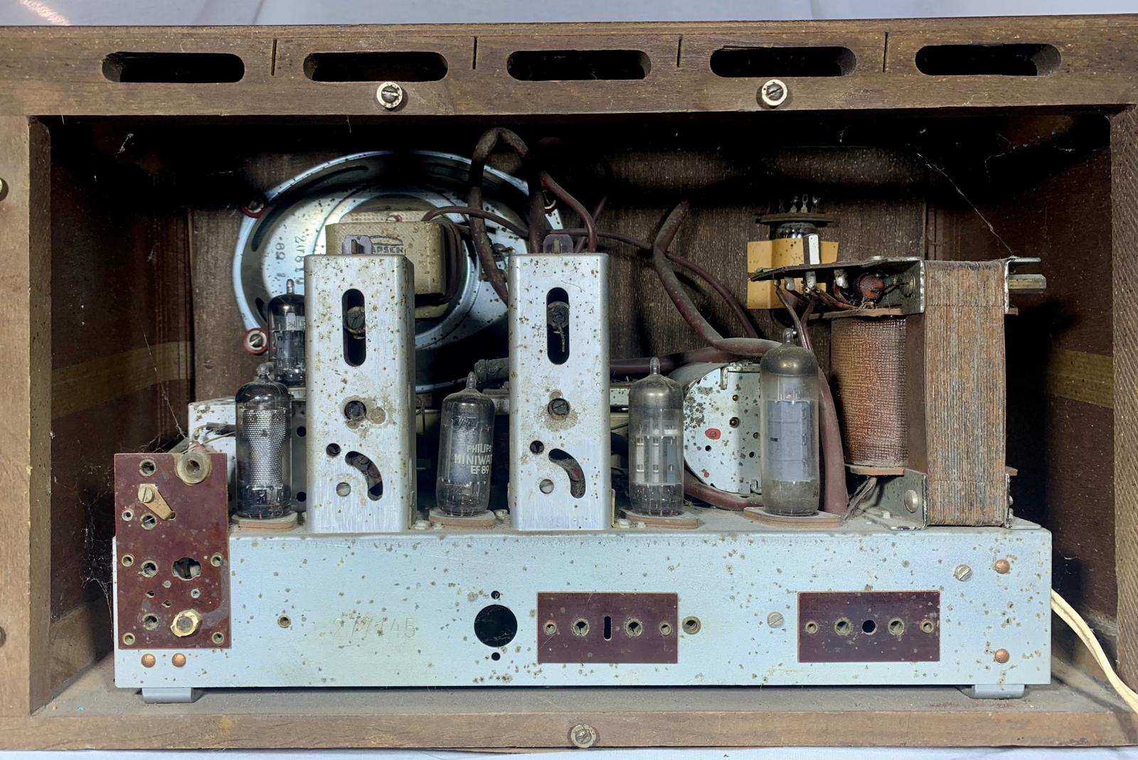 Kapsch Sonocord Wechselstrom, an Austrian table radio from the mid-1950s, produced by Kapsch & Söhne, Telephon- und Telegraphenfabriks-AG, Wien: inside view