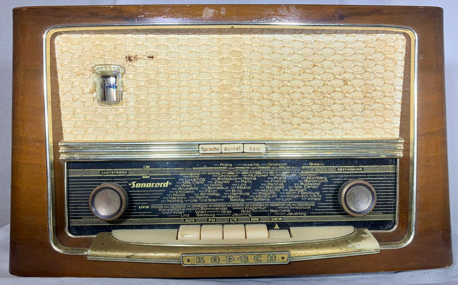 Kapsch Sonocord Wechselstrom, an Austrian table radio from the mid-1950s, produced by Kapsch & Söhne, Telephon- und Telegraphenfabriks-AG, Wien.