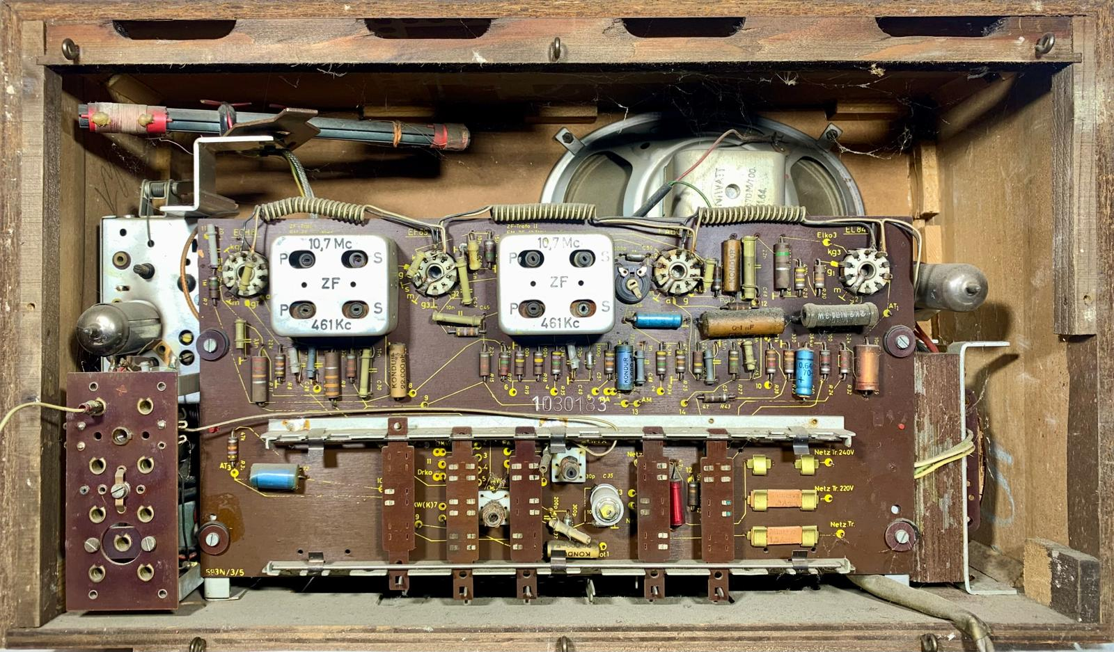 Minerva-Radio Wien Minola 2 593N inside view