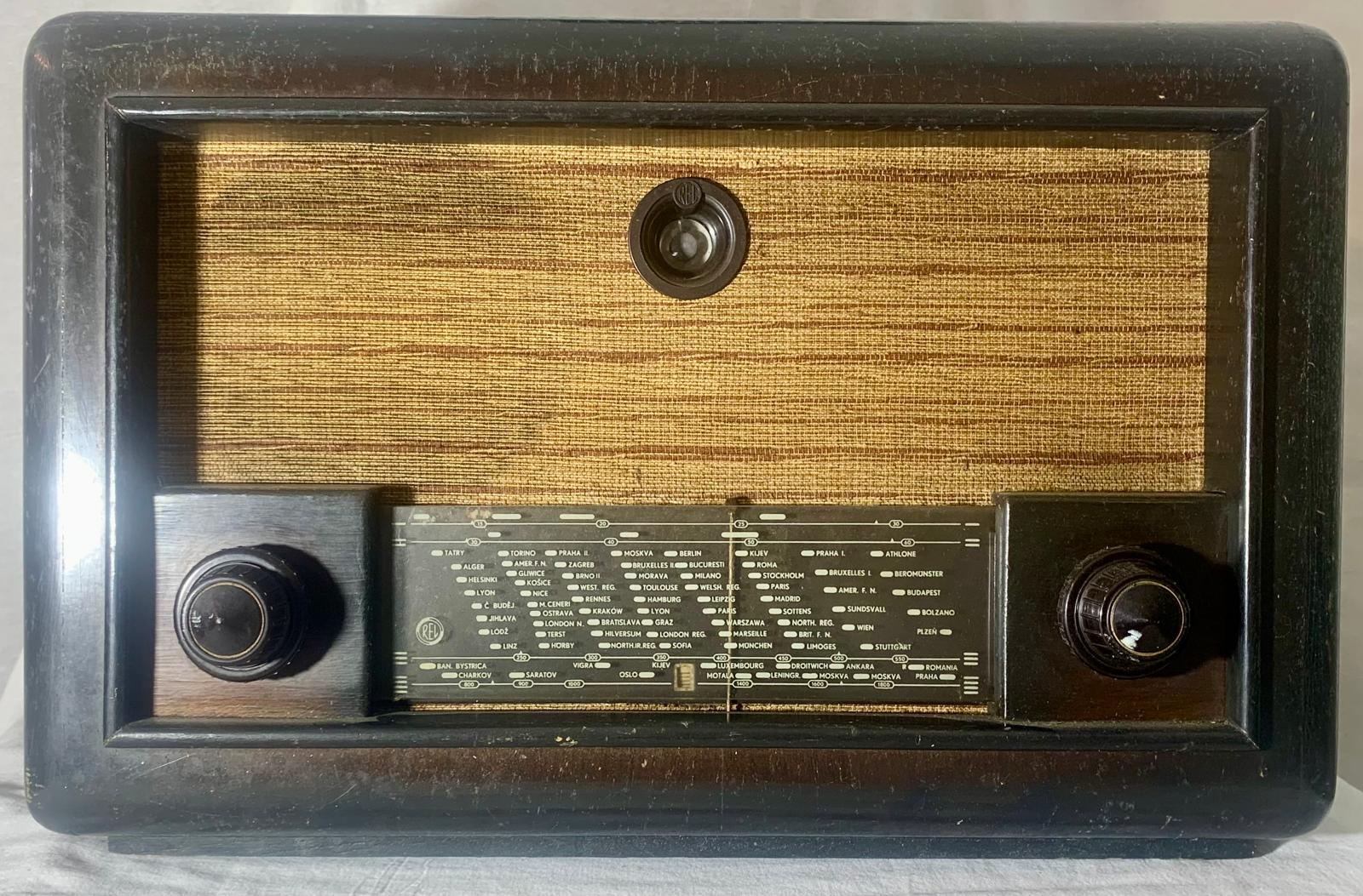 EL Signal – Czechoslovak Valve Radio from the Late 1940s